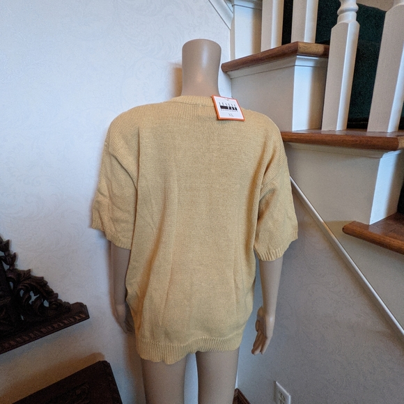 Padded shoulder yellow knit w/floral embroidery - Picture 4 of 4